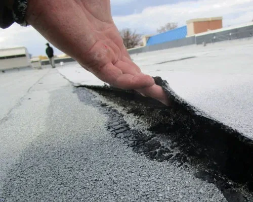 Hand tilt een losgekomen naad van bitumen dakbedekking op in Nieuwegein