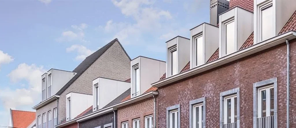 Rijtjeshuizen met witte dakkapellen en pannendaken in Nieuwegein
