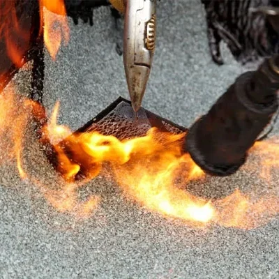 Brander verwarmt bitumen bij een reparatie in Houten