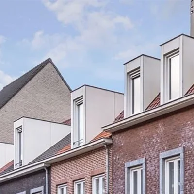 Rijtjeshuizen met witte dakkapellen en pannendaken in Vianen